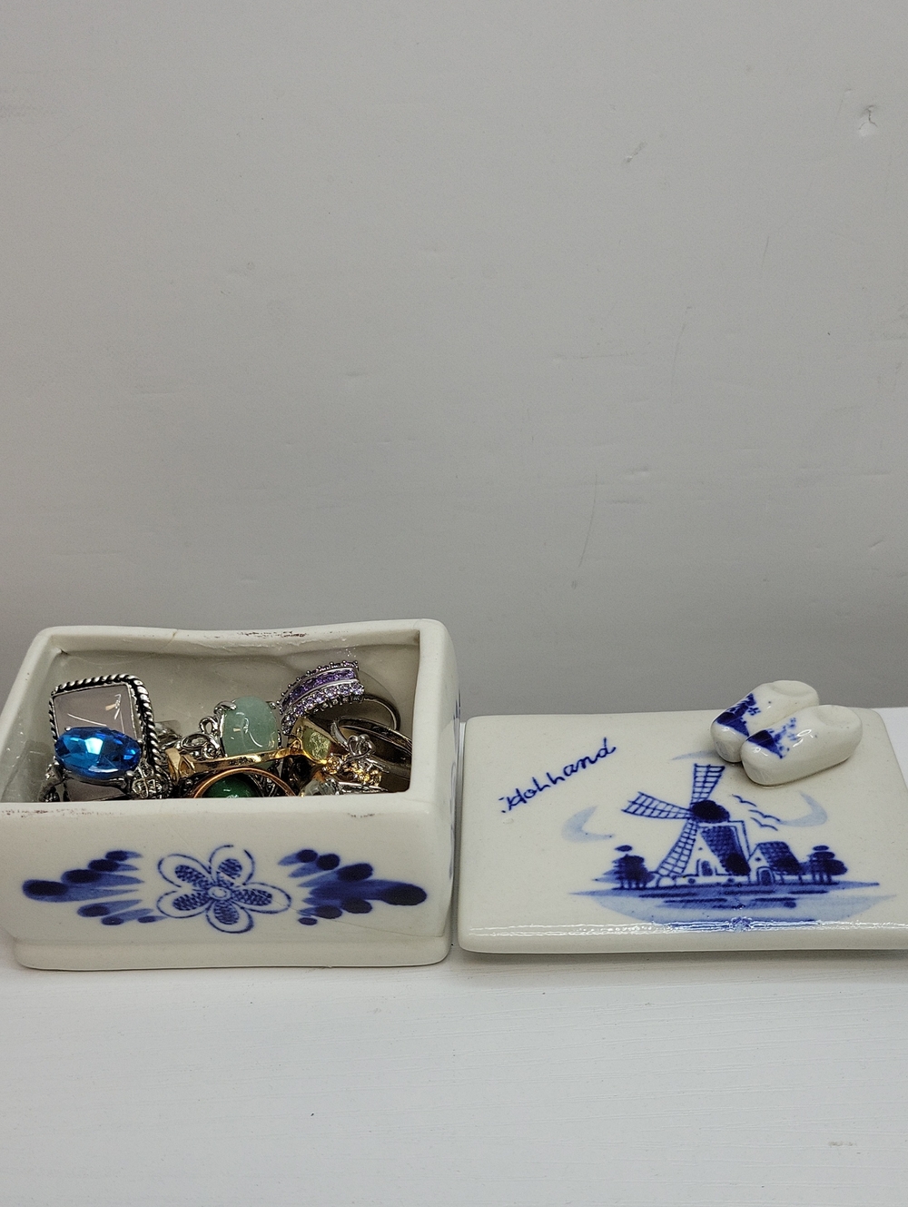 Blue and White Delft Style Trinket Box with Sz8 Rings
